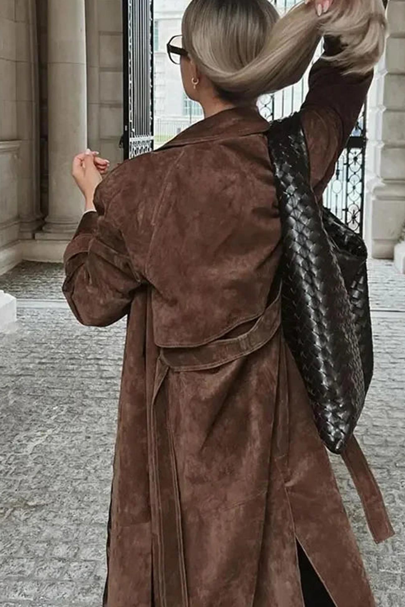 Lucía | Long suede trench coat that ties with lapels