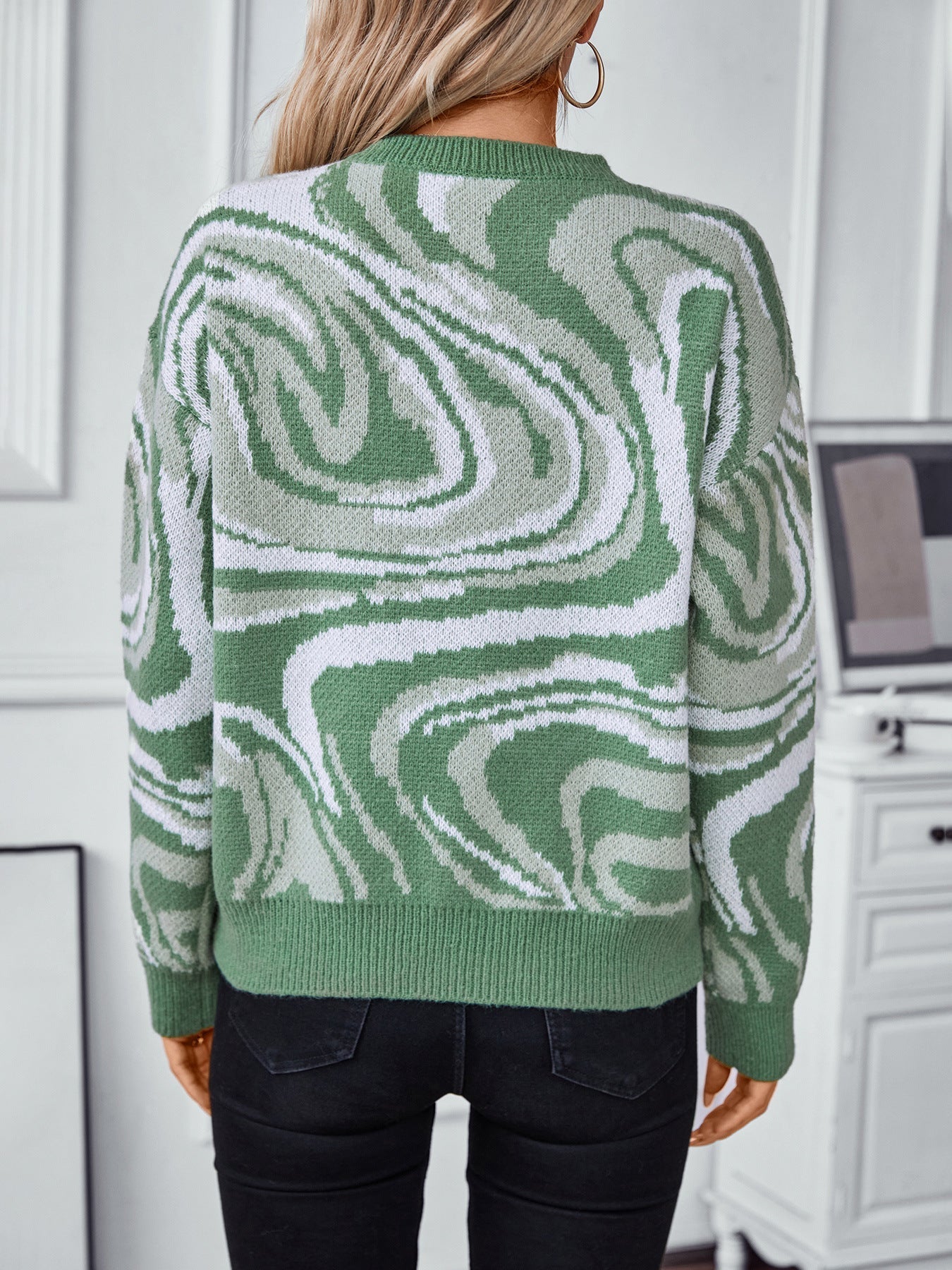 Brenda | Knitted sweater with a wavy geometric pattern