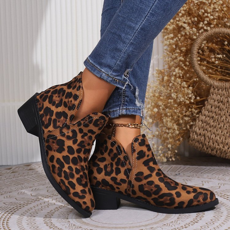 Julia | Comfortable and tailored orthopedic shoes.