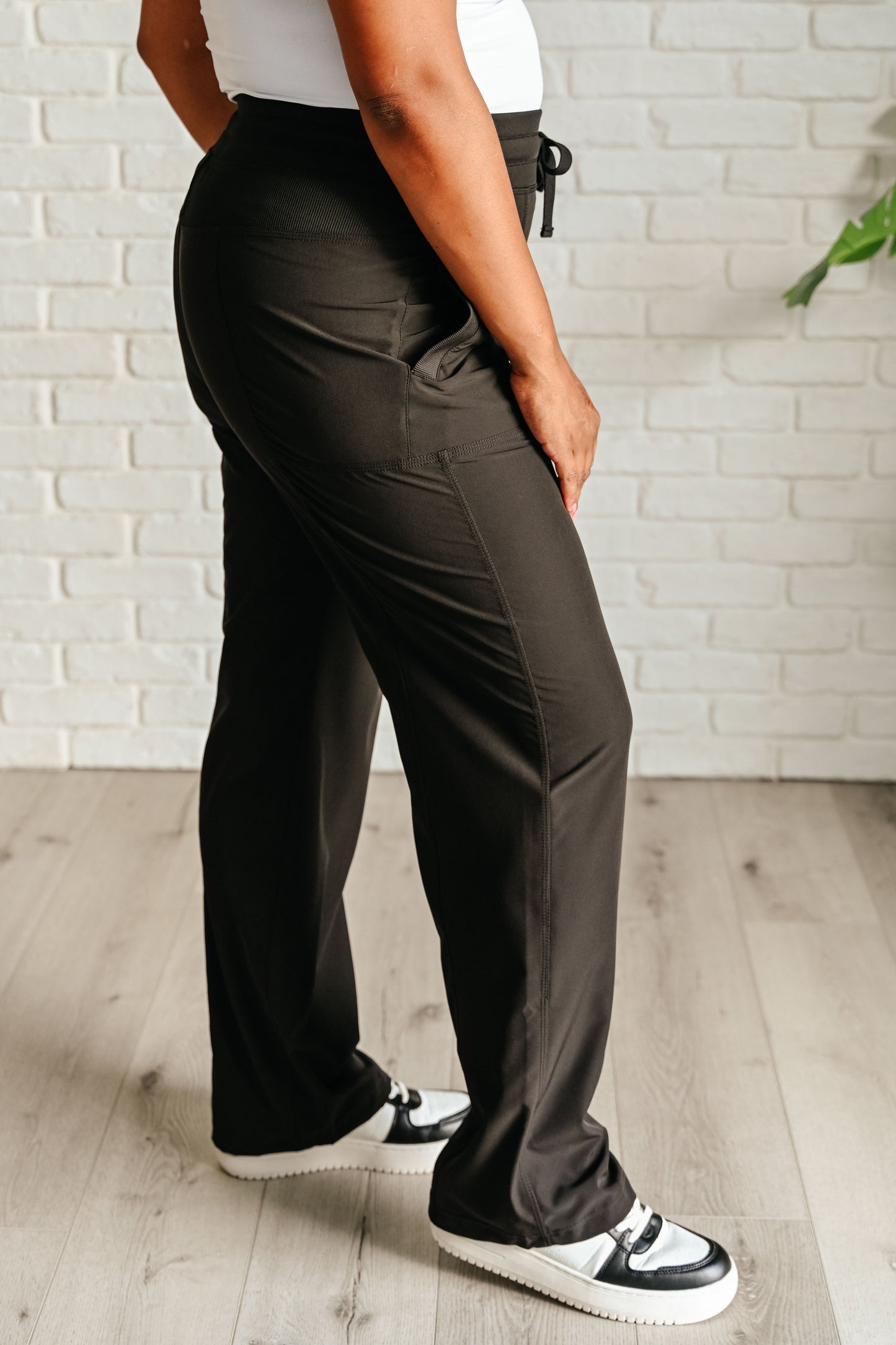 Mia | Runner's high drawstring jogging pants in black
