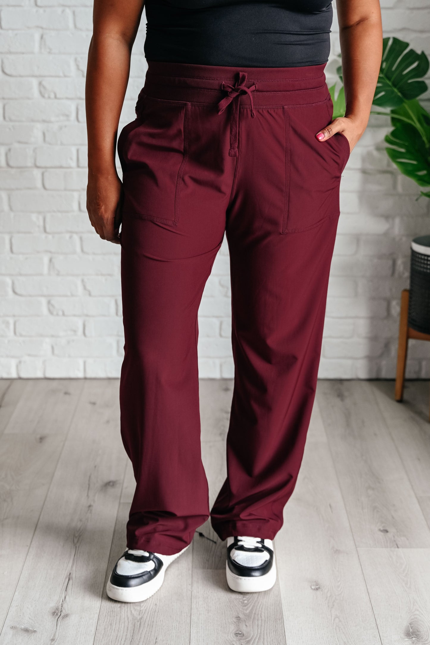 Nerea | Runner's high drawstring jogging pants in Red Merlot