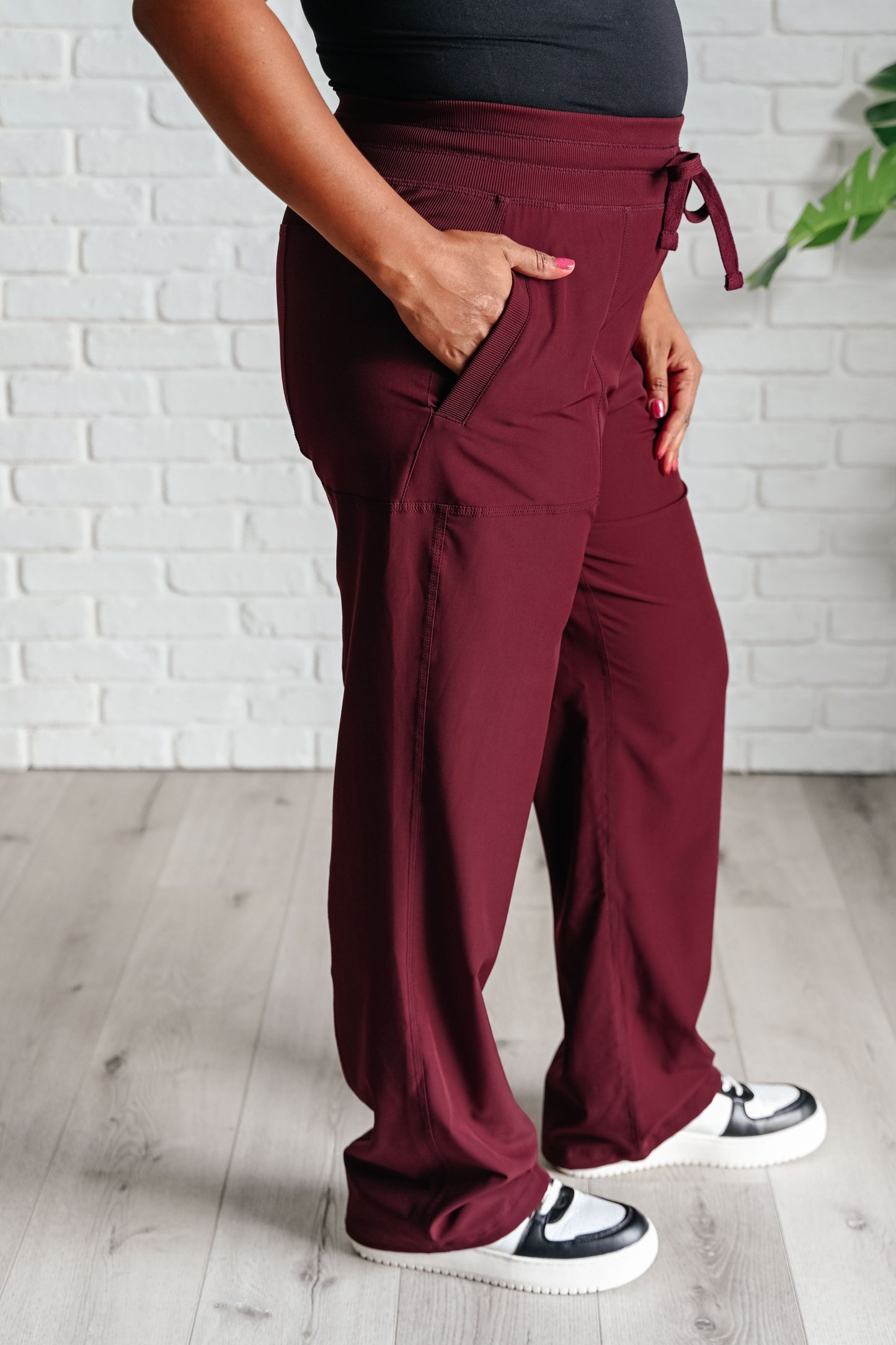 Nerea | Runner's high drawstring jogging pants in Red Merlot