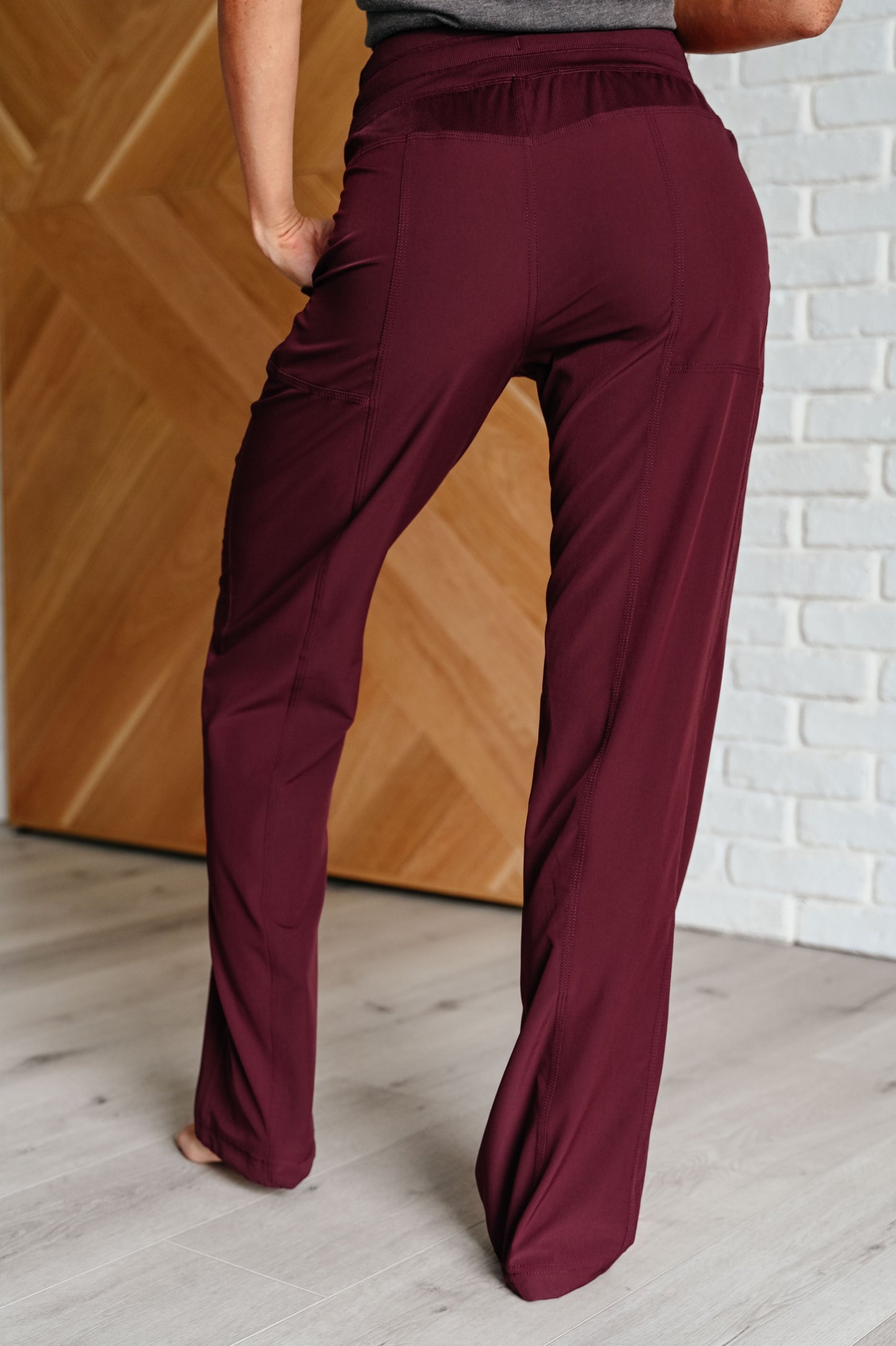 Nerea | Runner's high drawstring jogging pants in Red Merlot