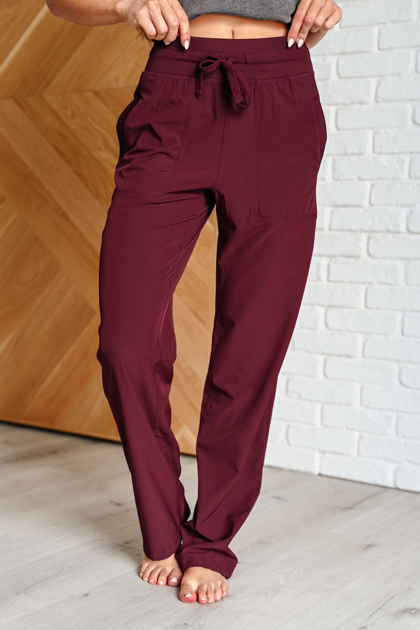 Nerea | Runner's high drawstring jogging pants in Red Merlot