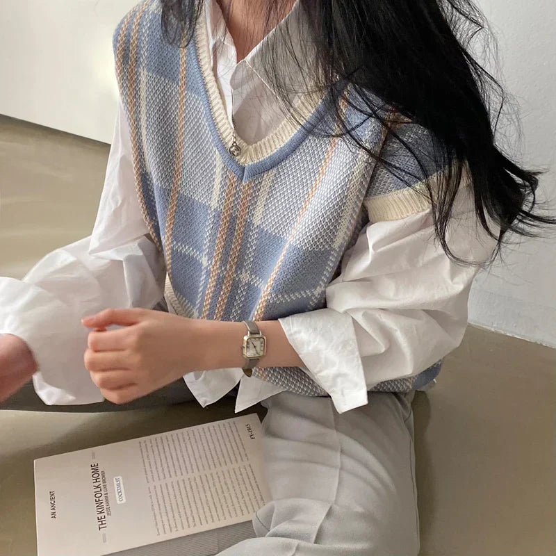 Louise | Women's knitted sweater with short sleeves and V-neck