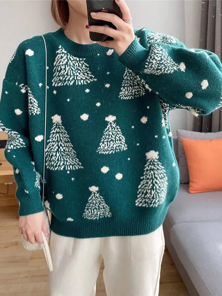 Pilar | Warm women's knitted sweater with a Christmas tree print and a loose fit