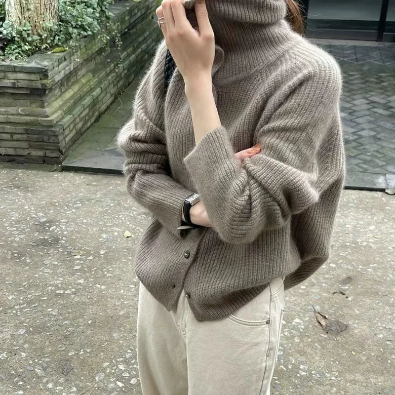 Yasmina | Elegant turtleneck vest for women
