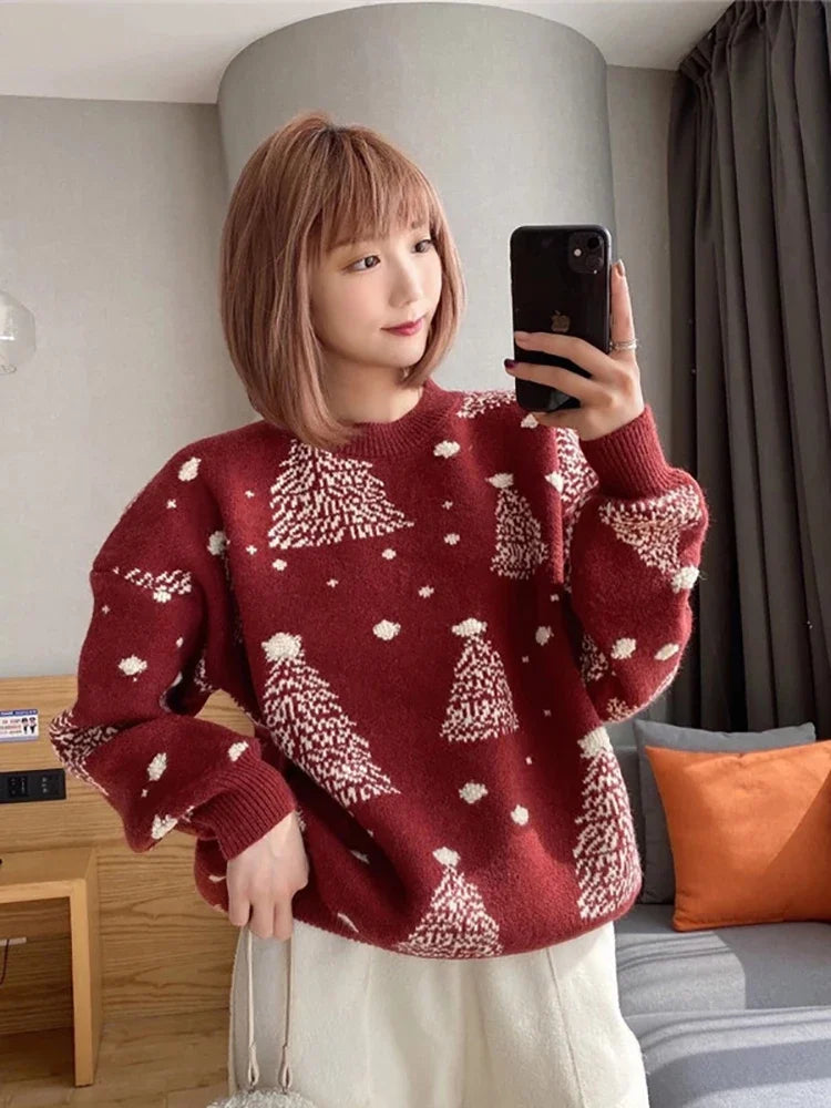 Pilar | Warm women's knitted sweater with a Christmas tree print and a loose fit