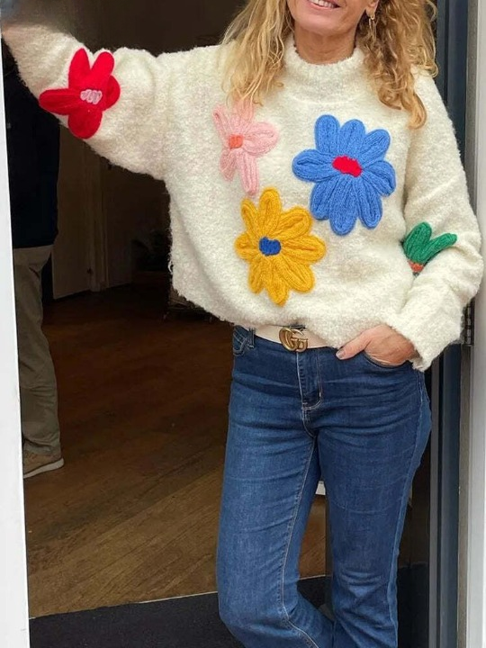Carmen | Women's knitted sweater with floral embellishments