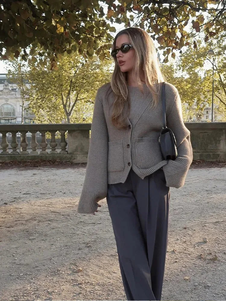 Barbara | Women's cardigan with long sleeves and button placket