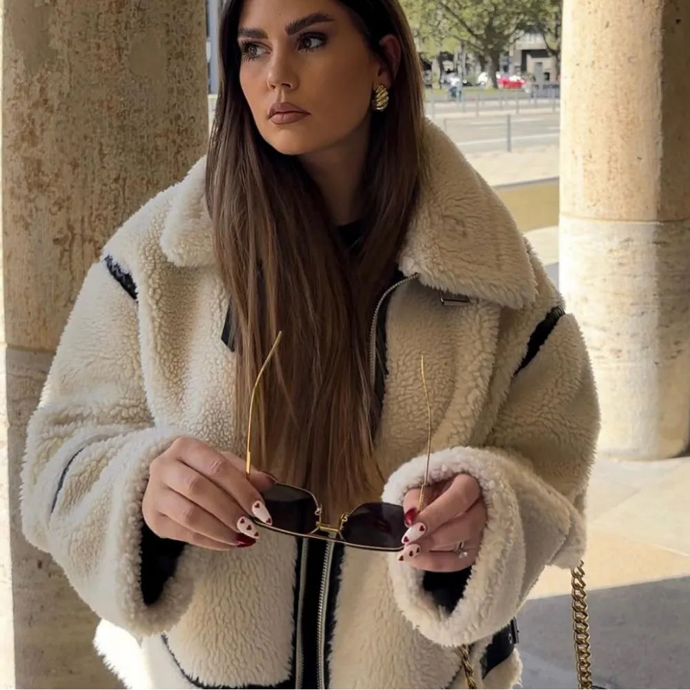 Xiomara | Winter sleeveless jacket made of lambswool for women