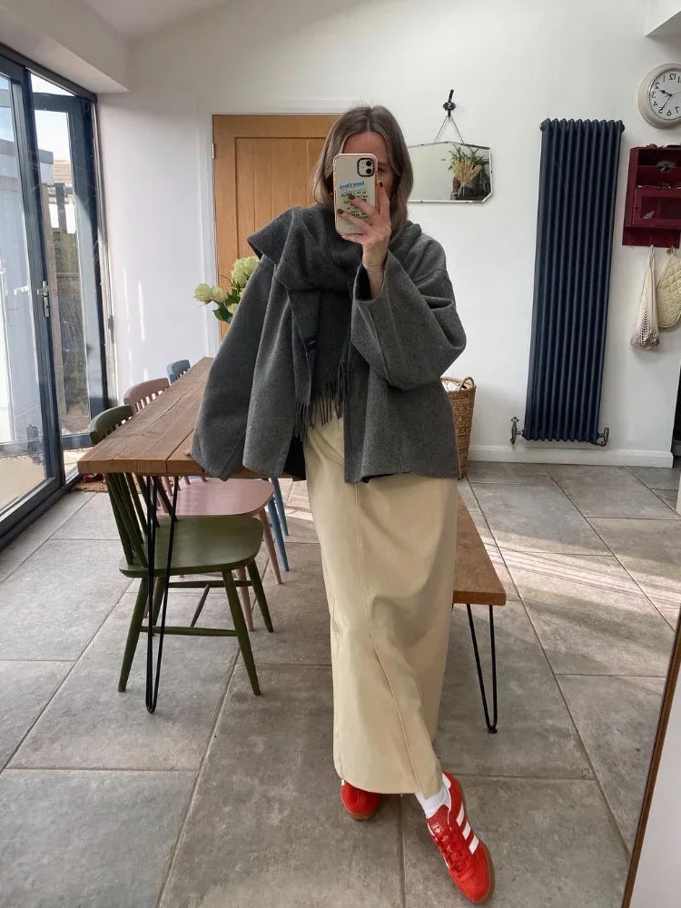 Greta | Fashionable gray short jacket with V-neck and one-button design