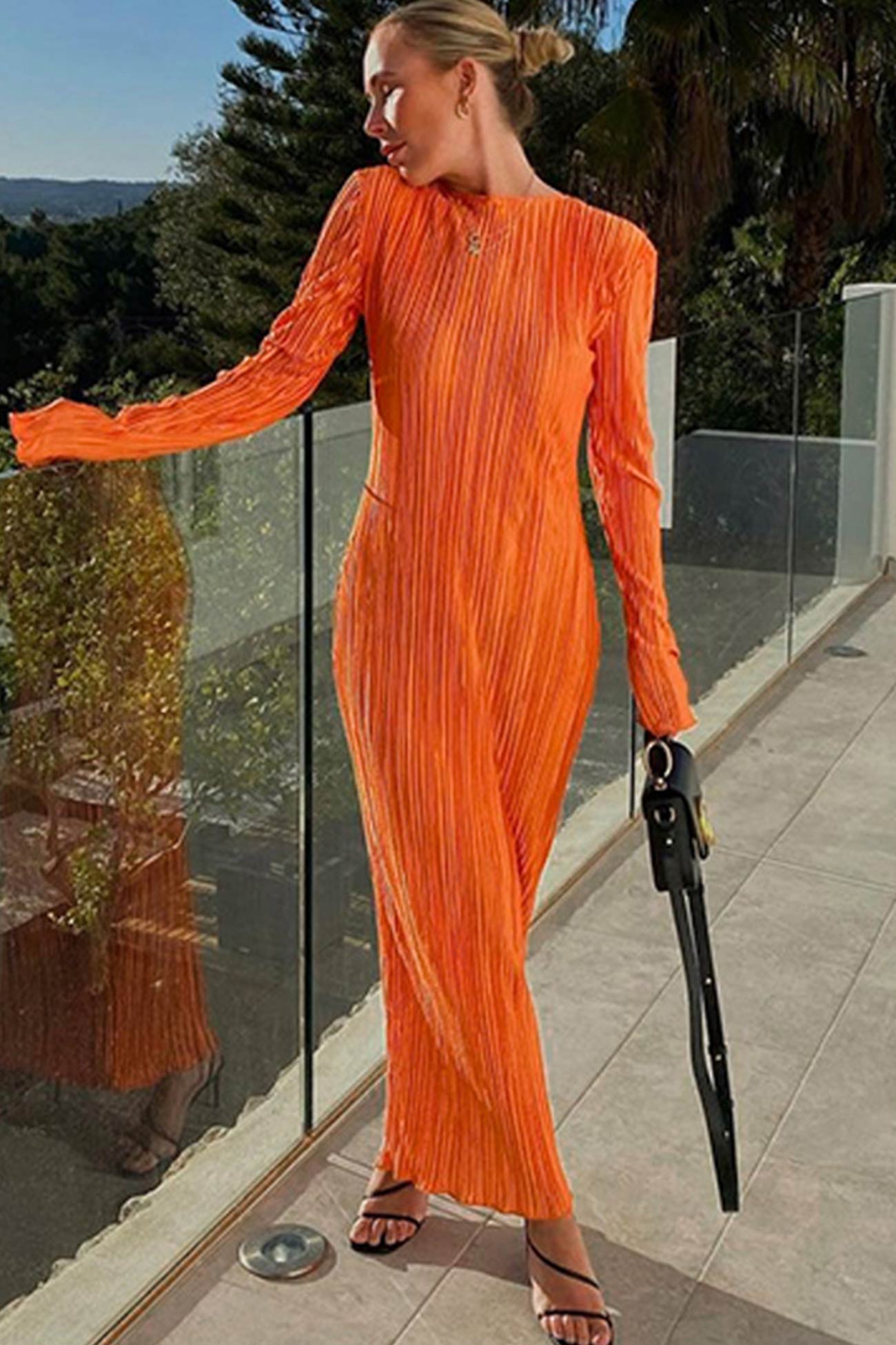 Victoria | Solid color pleated maxi dress with a crew neck
