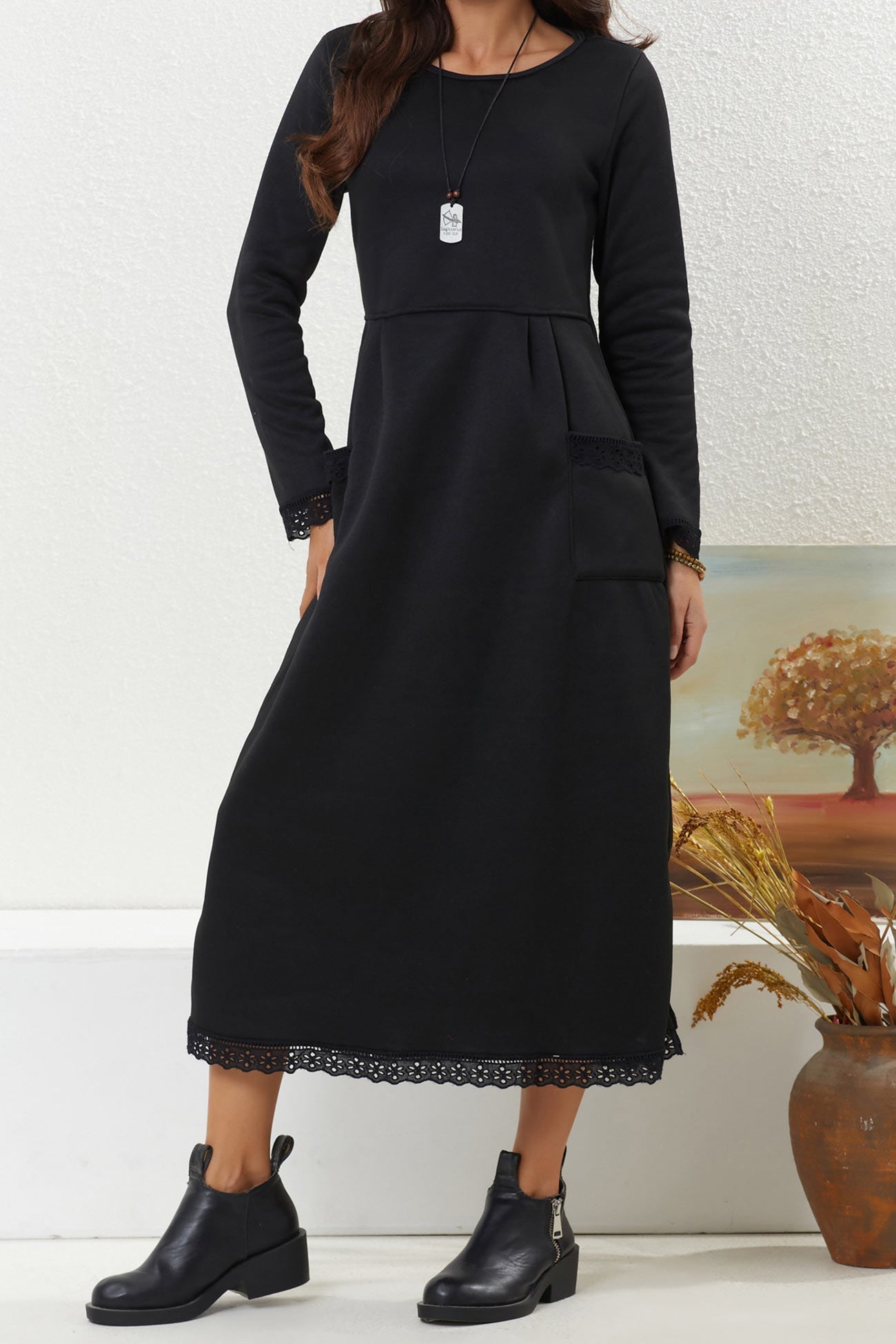 Marta | Solid dress with lace hem and pockets