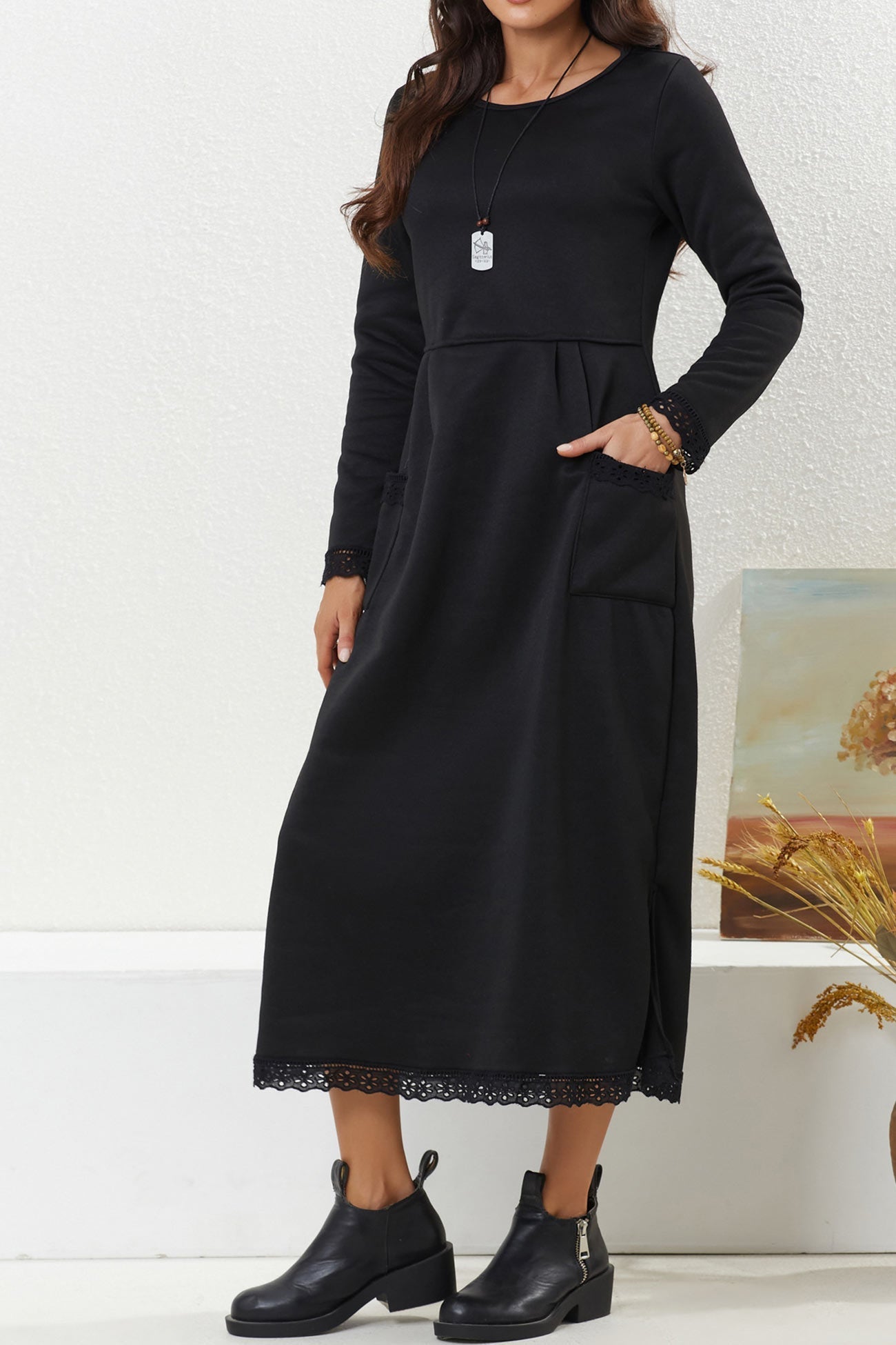 Marta | Solid dress with lace hem and pockets