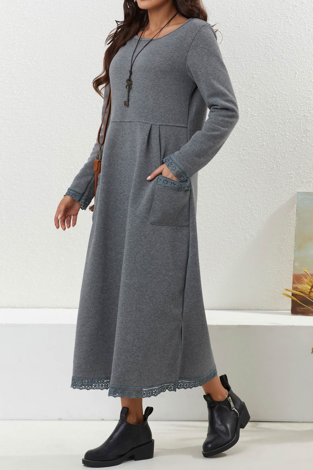 Marta | Solid dress with lace hem and pockets