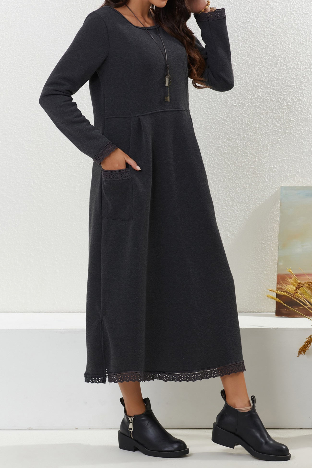 Marta | Solid dress with lace hem and pockets