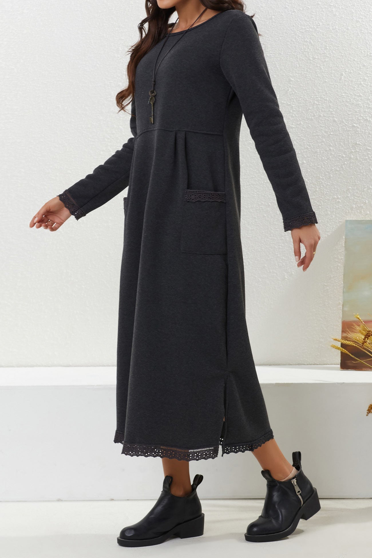 Marta | Solid dress with lace hem and pockets