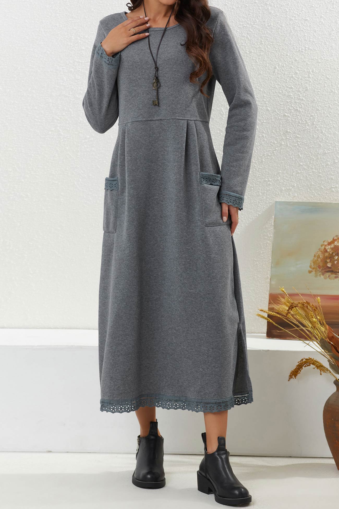 Marta | Solid dress with lace hem and pockets