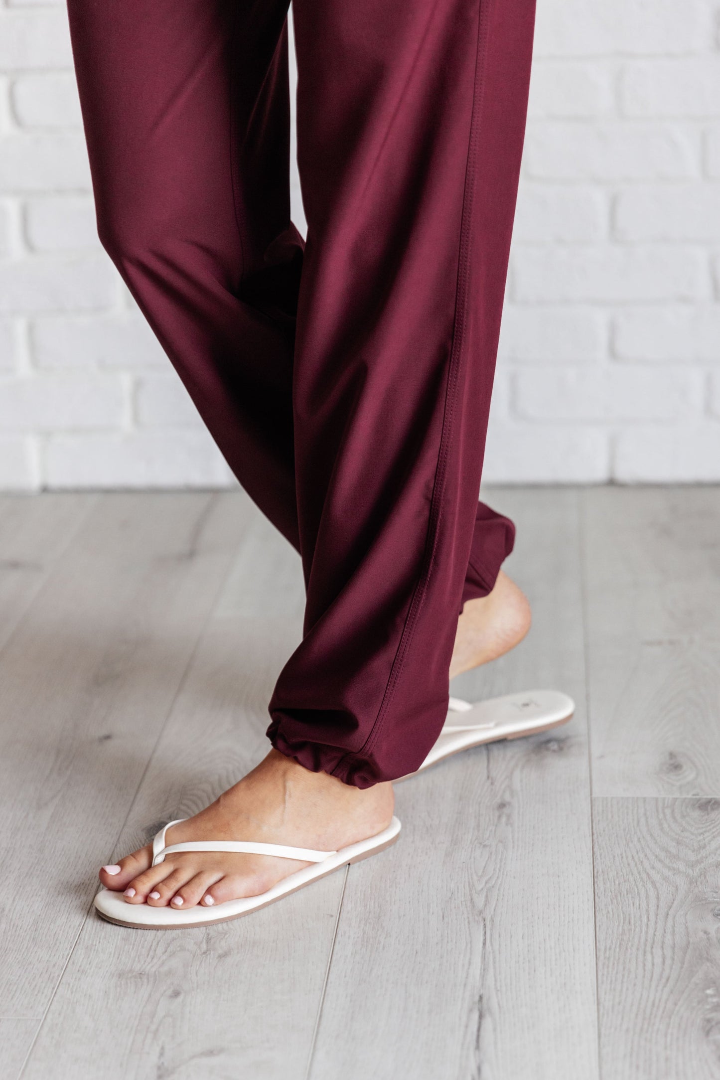 Nerea | Runner's high drawstring jogging pants in Red Merlot