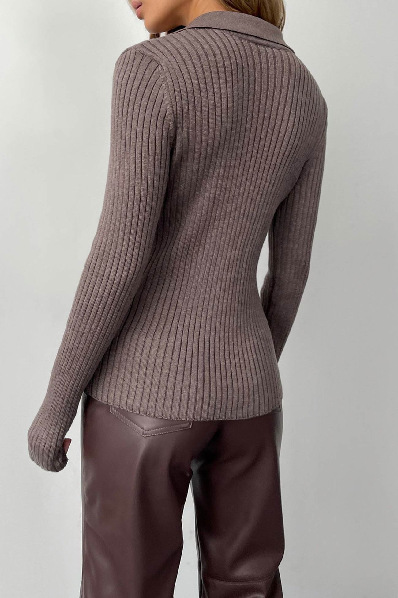 Yasmina | Ribbed knit top with V-neck and lapels
