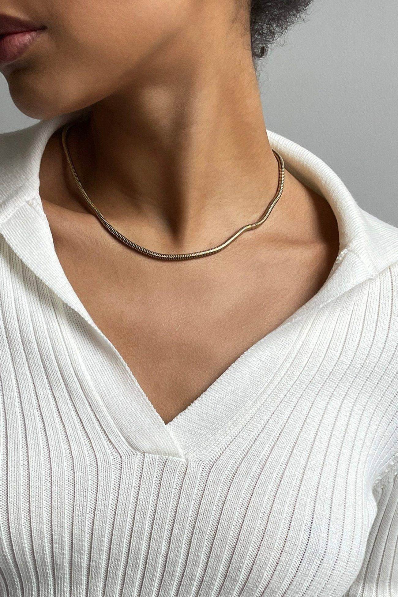Yasmina | Ribbed knit top with V-neck and lapels