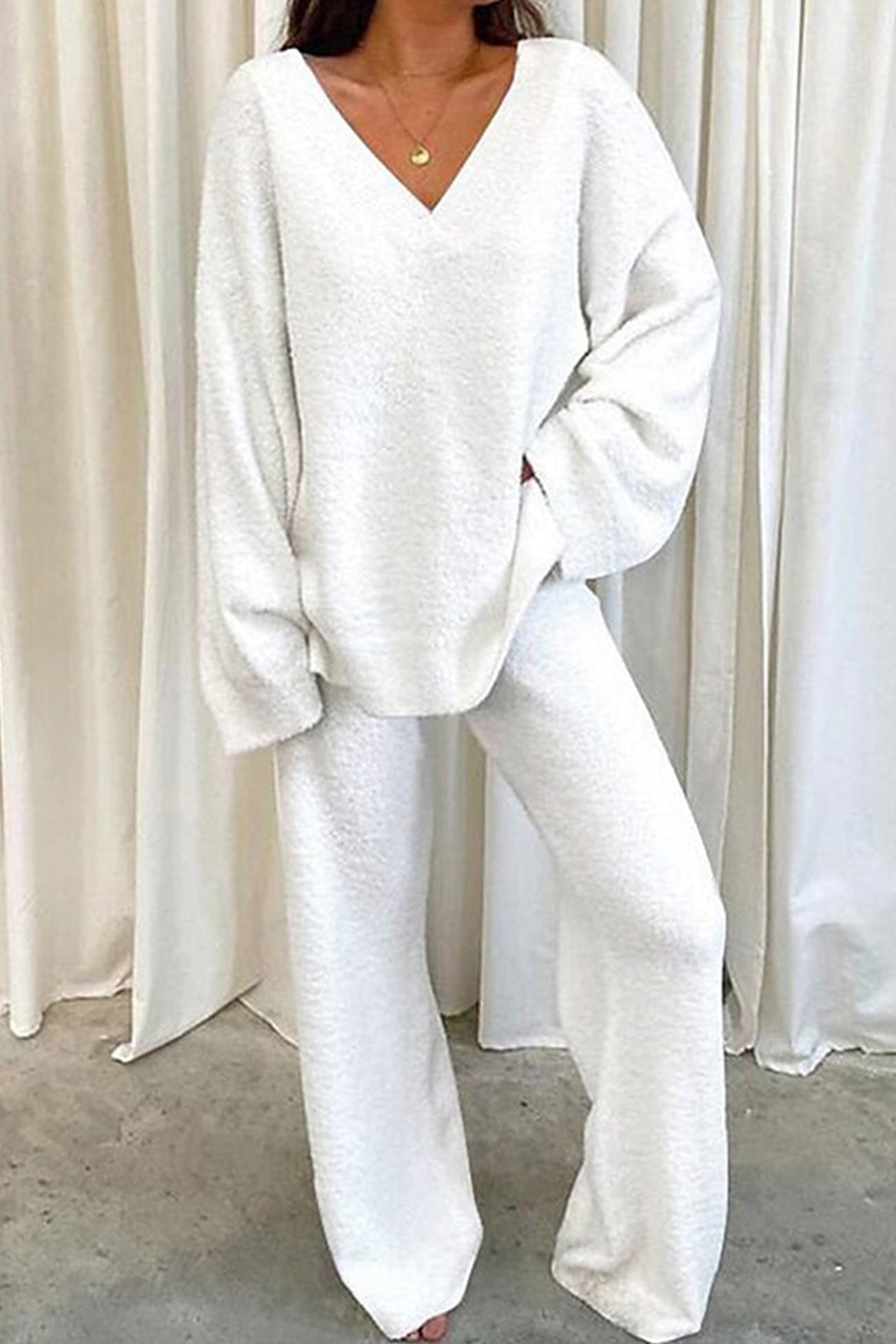 Renata | Loungewear with a V-neck and fixed slit hem
