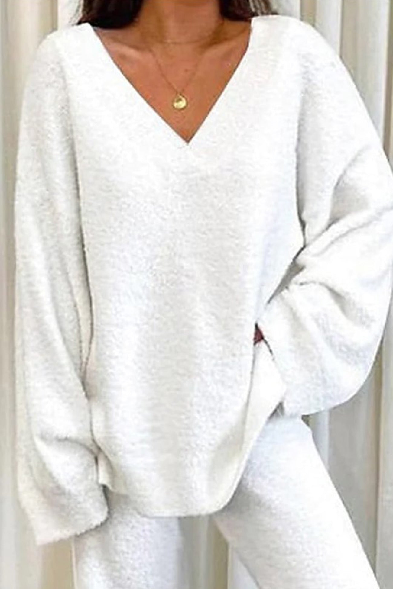 Renata | Loungewear with a V-neck and fixed slit hem