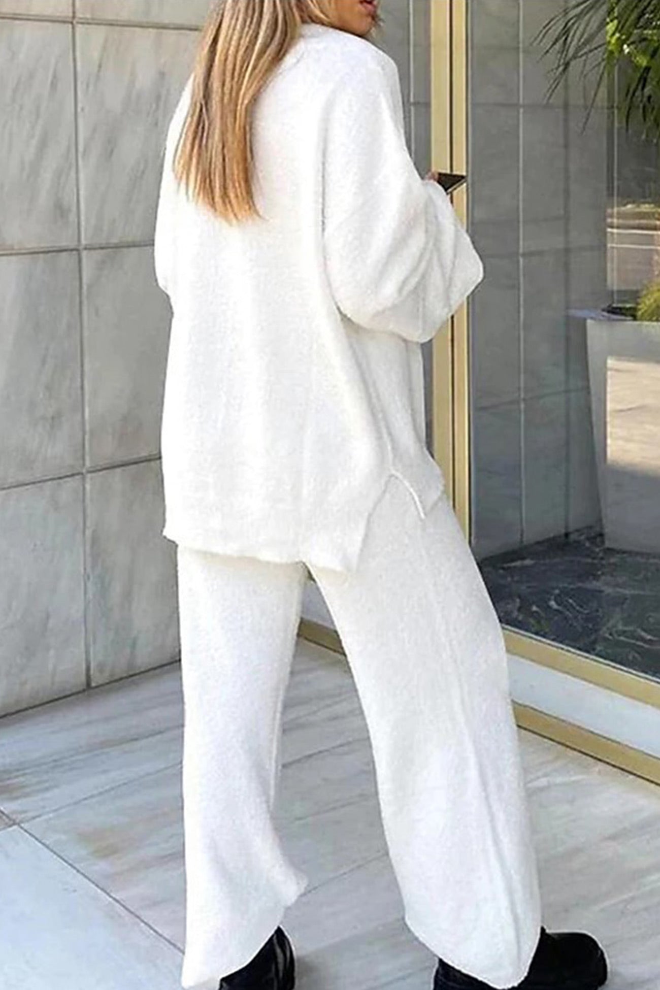 Renata | Loungewear with a V-neck and fixed slit hem