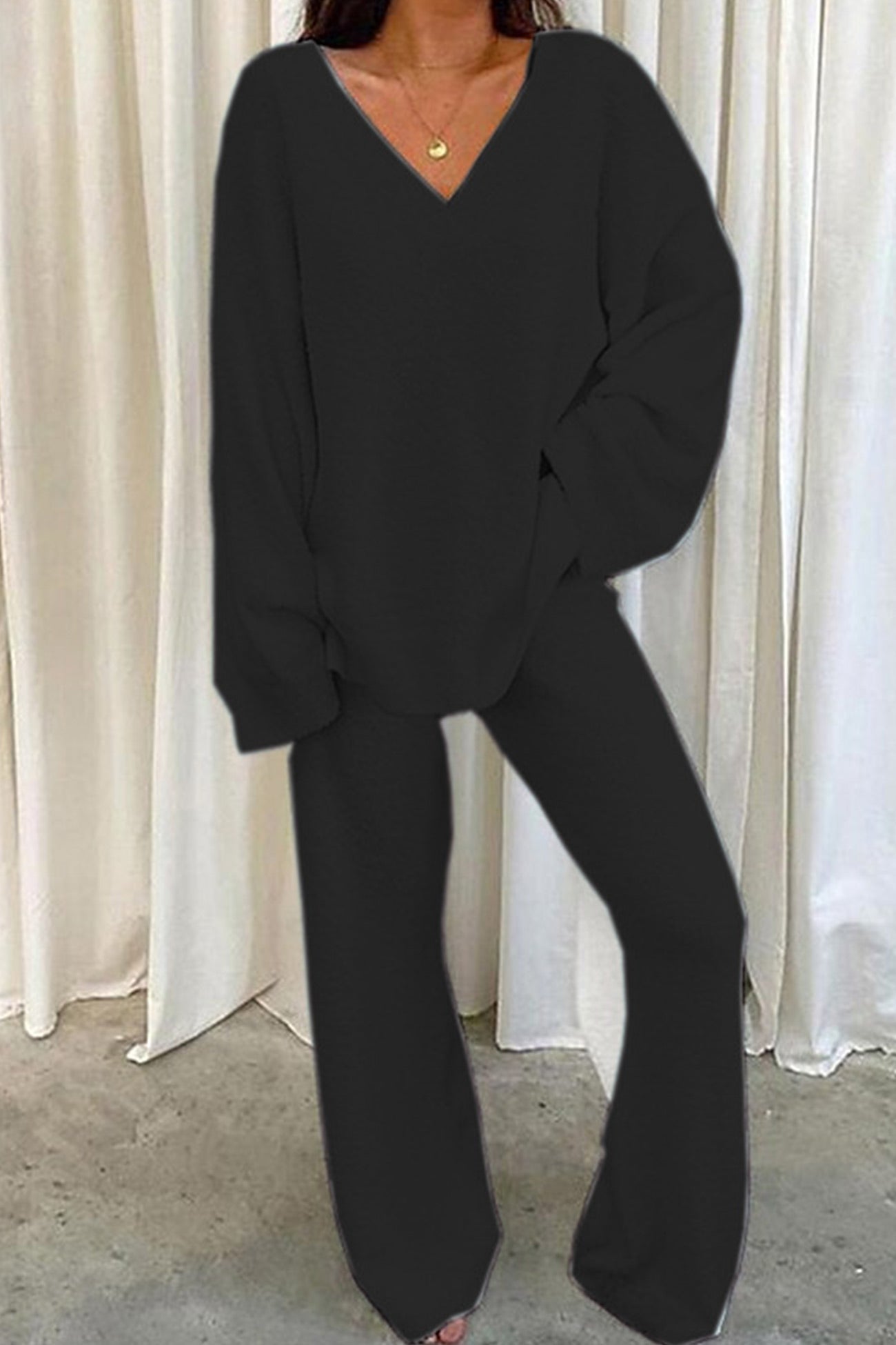 Renata | Loungewear with a V-neck and fixed slit hem