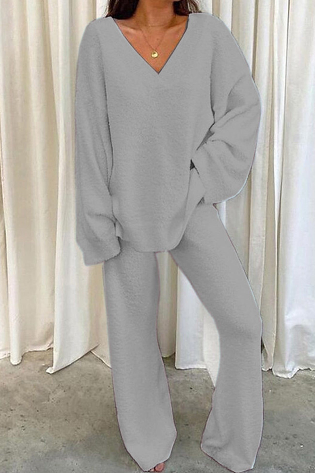Renata | Loungewear with a V-neck and fixed slit hem
