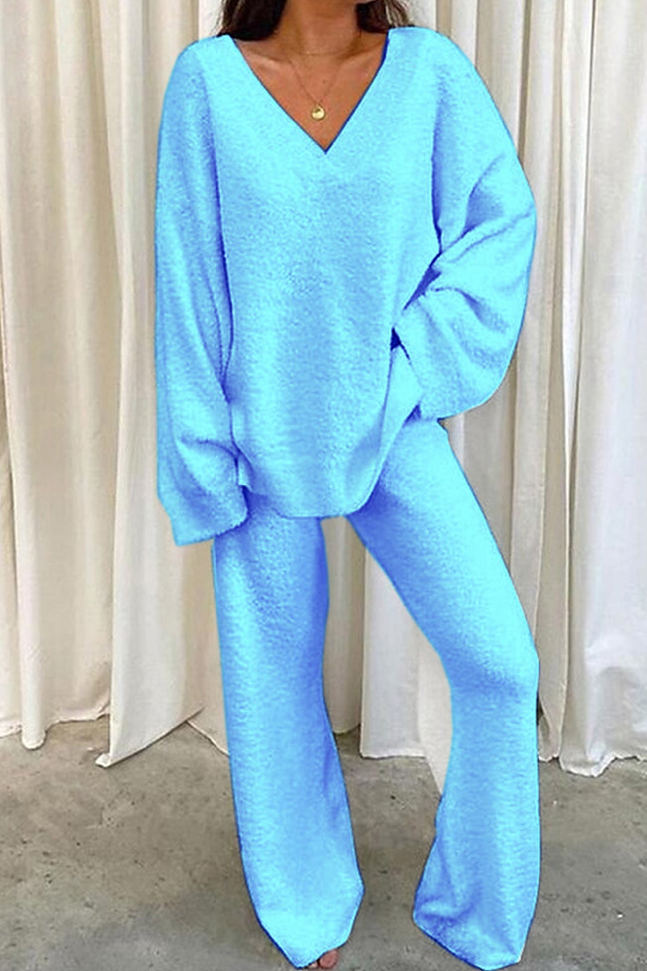 Renata | Loungewear with a V-neck and fixed slit hem
