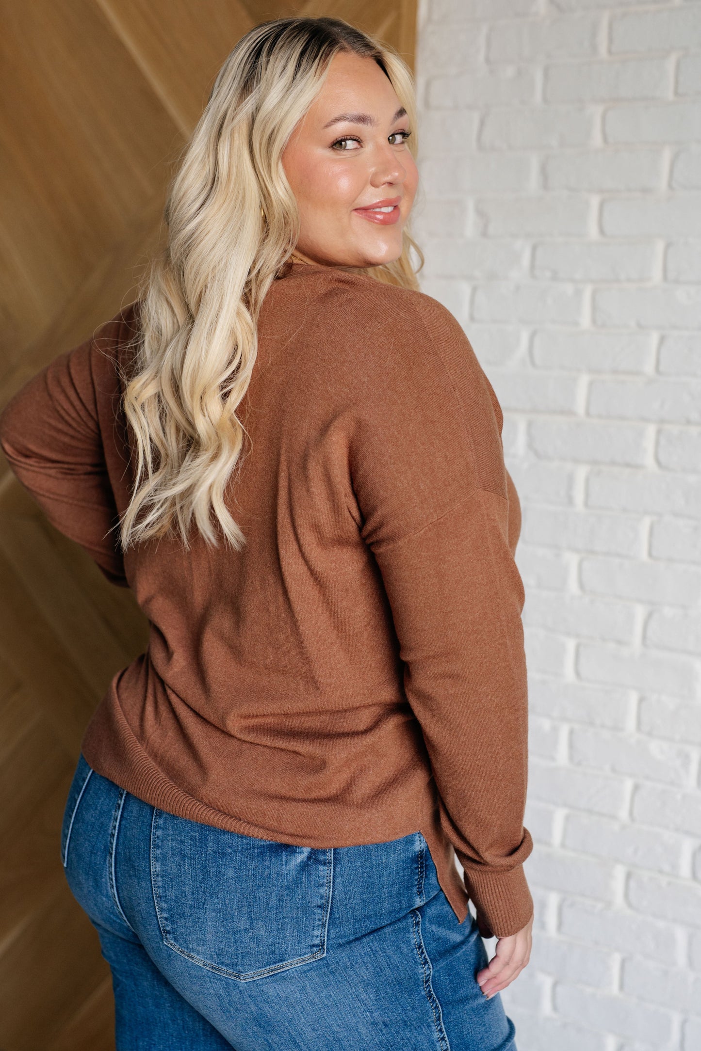 Beata | V-neck sweater with front seam in deep camel