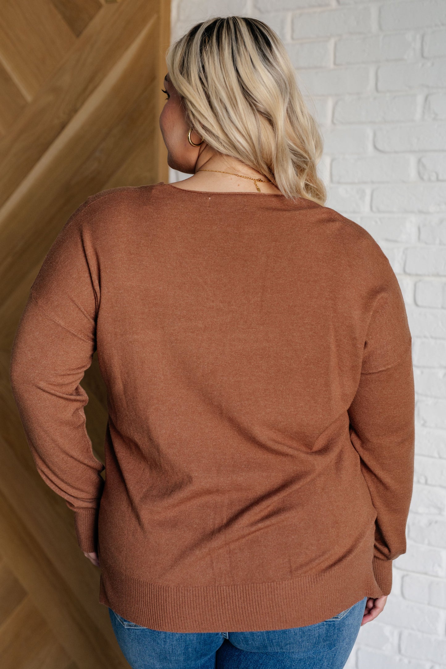 Beata | V-neck sweater with front seam in deep camel
