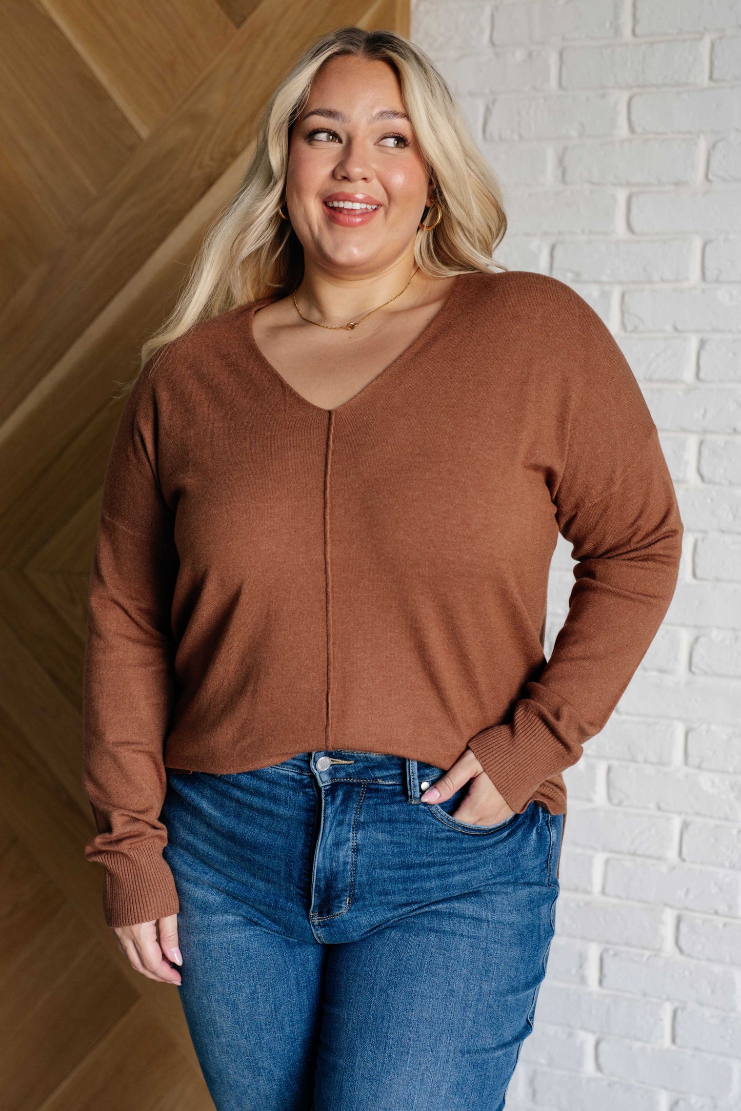 Beata | V-neck sweater with front seam in deep camel
