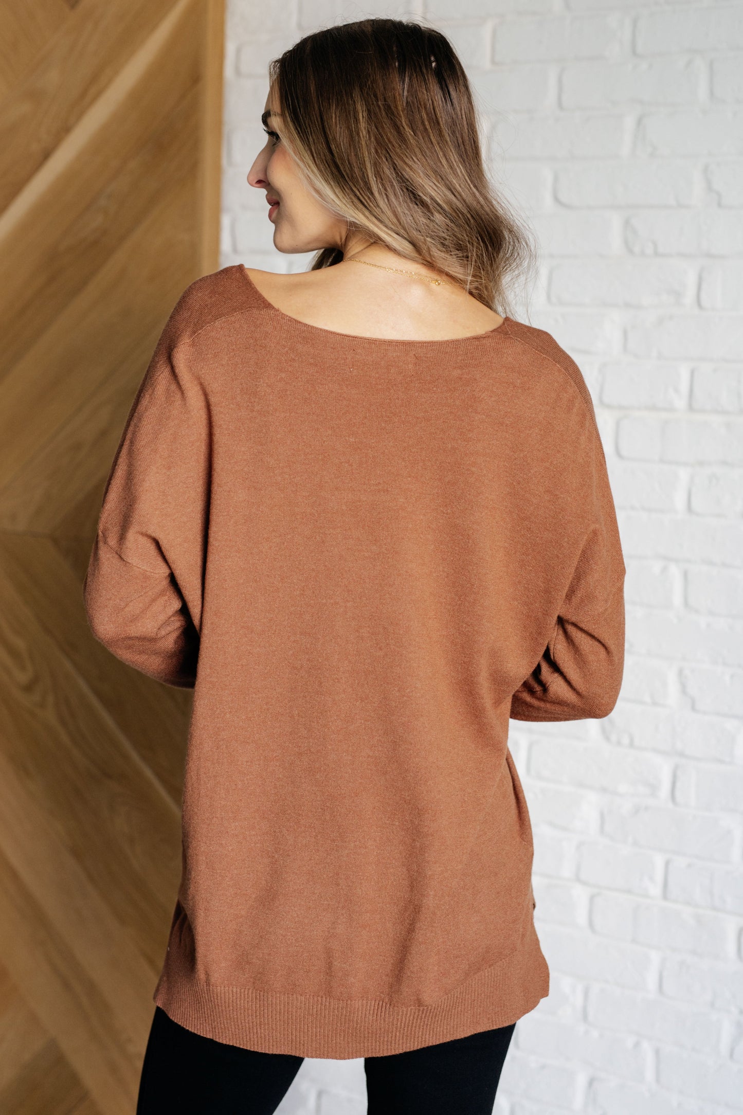 Beata | V-neck sweater with front seam in deep camel