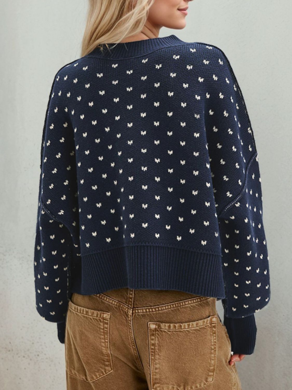 Liselotte | Long-sleeved sweater with a slit and a crew neck