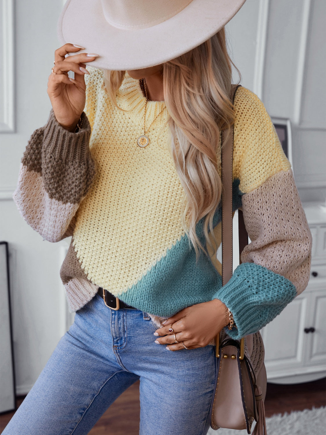Diana | Color block sweater with a crew neck and dropped shoulders