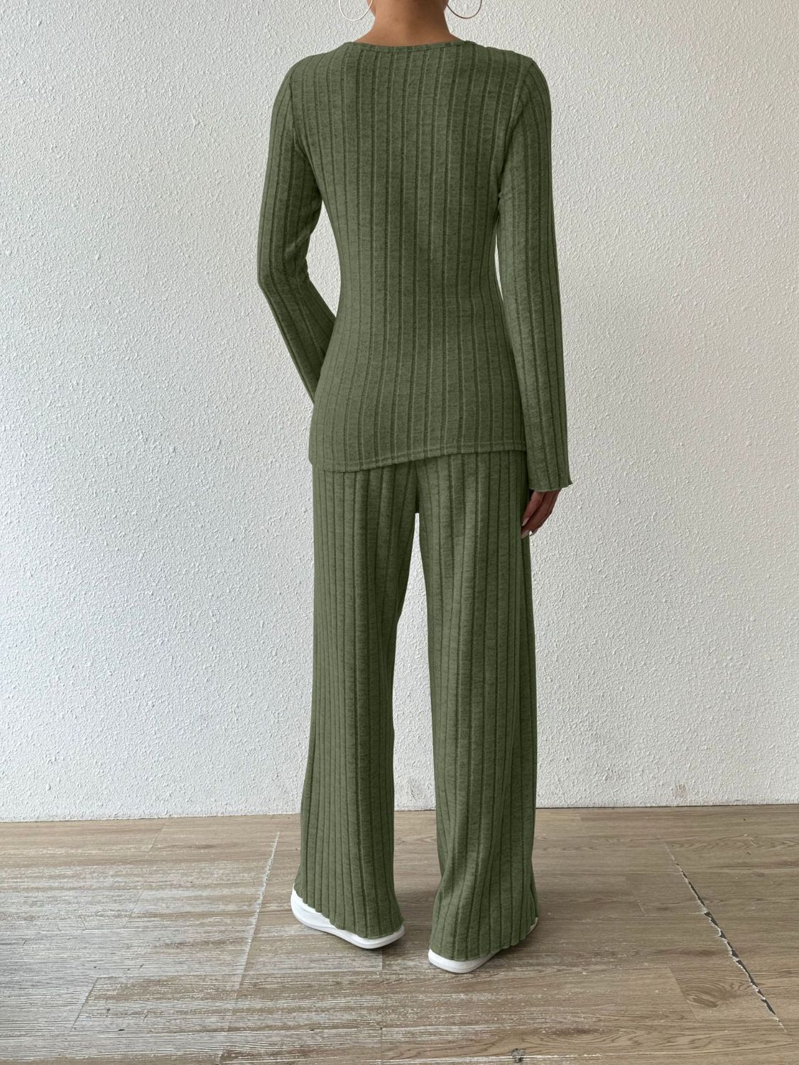 Rocio | Set consisting of a ribbed long-sleeved V-neck shirt and trousers with pockets