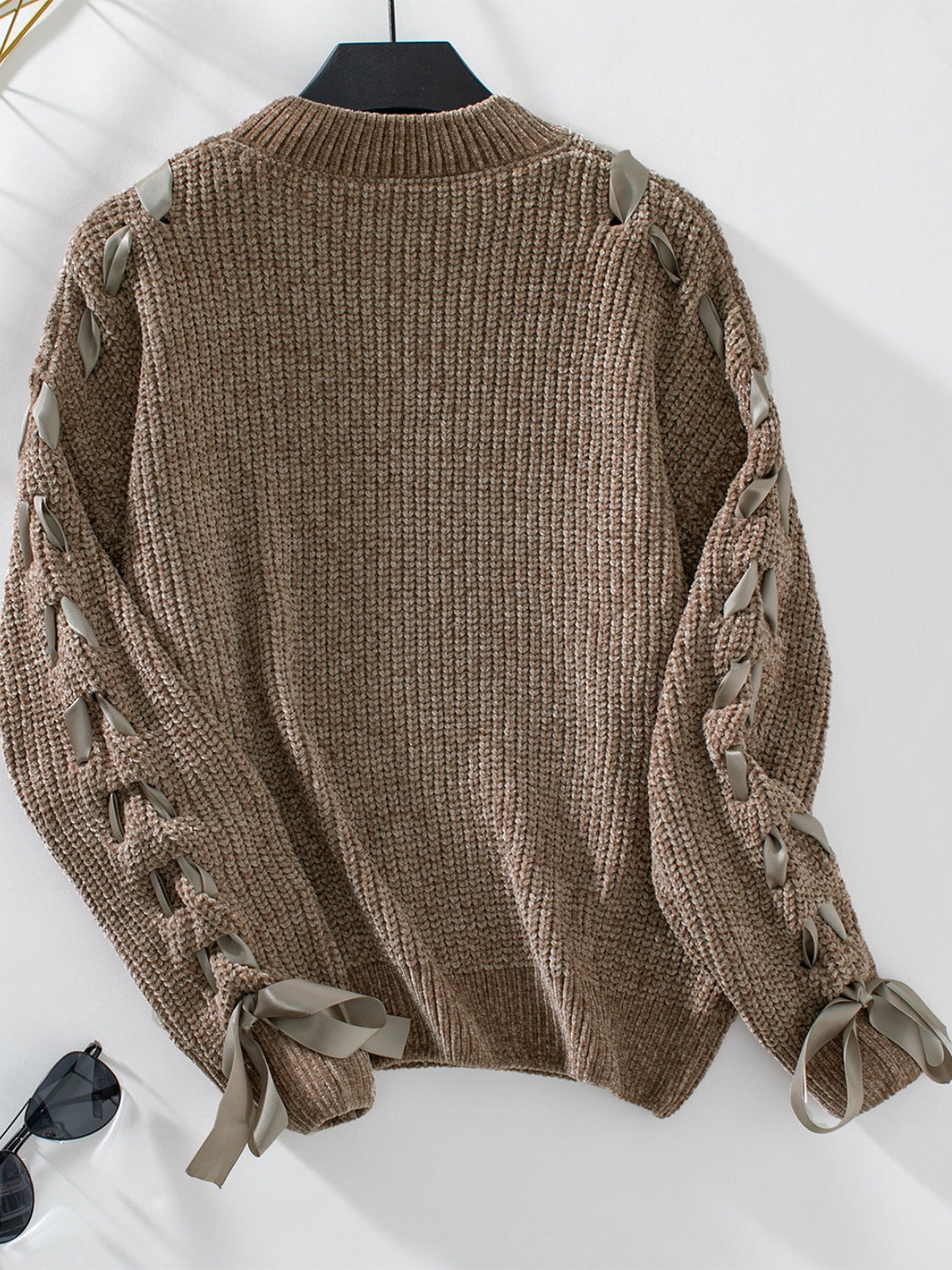 Zulema | Long-sleeved pullover with a lace-up crew neck