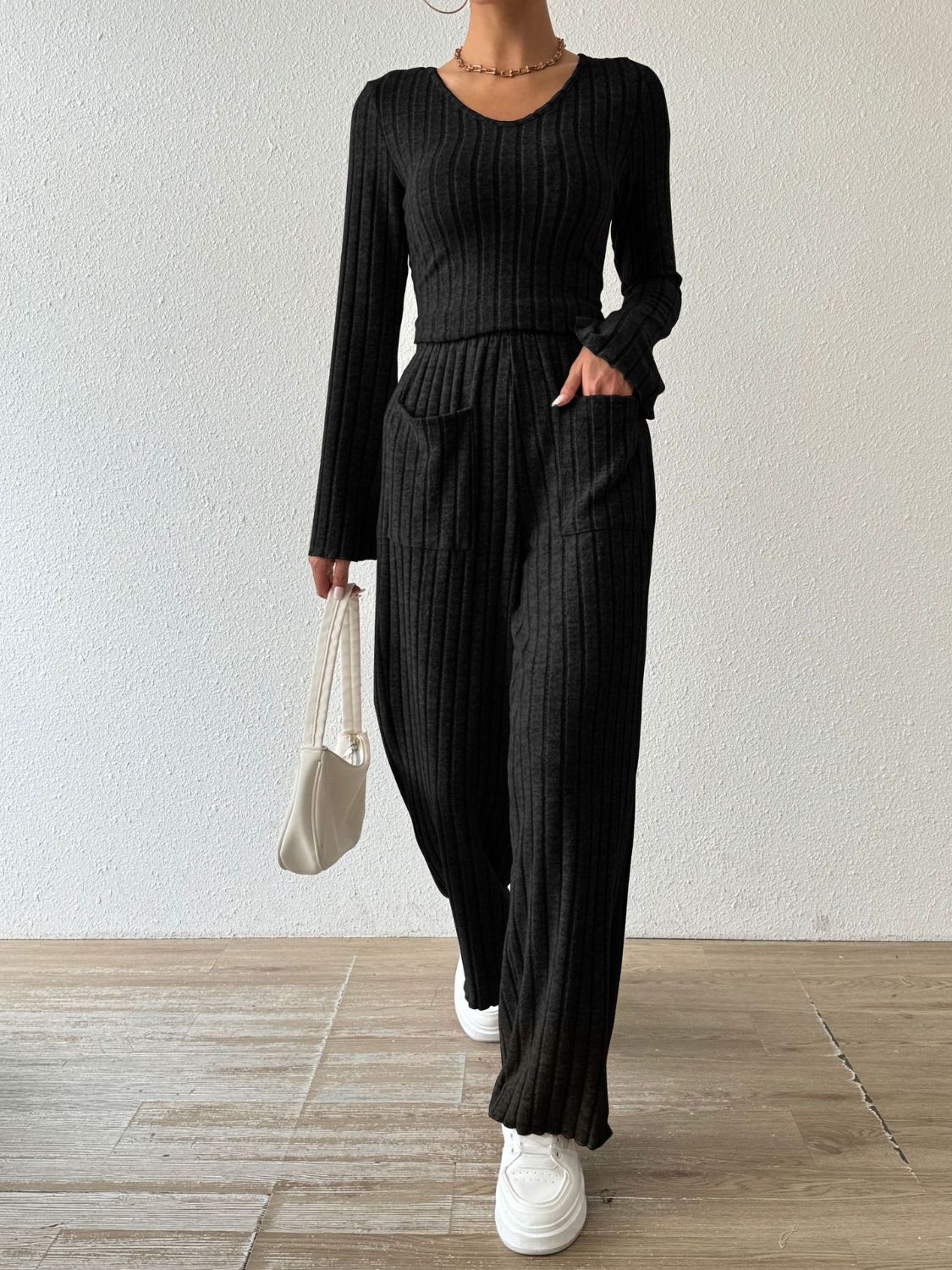 Rocio | Set consisting of a ribbed long-sleeved V-neck shirt and trousers with pockets