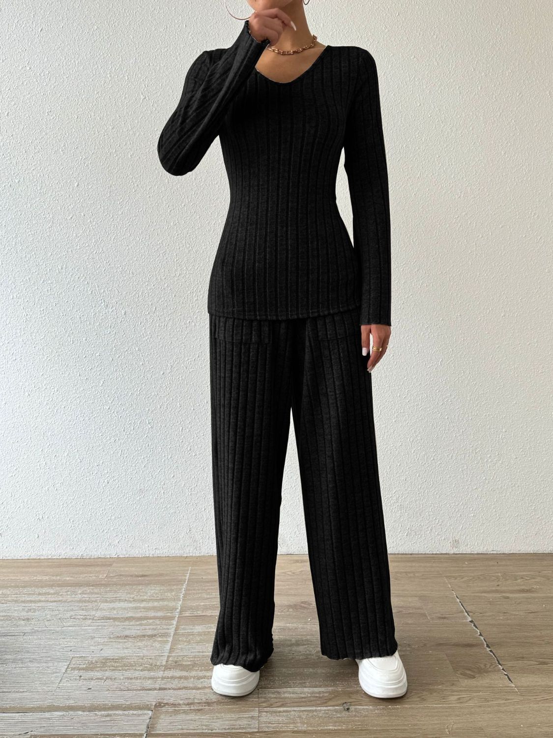 Rocio | Set consisting of a ribbed long-sleeved V-neck shirt and trousers with pockets