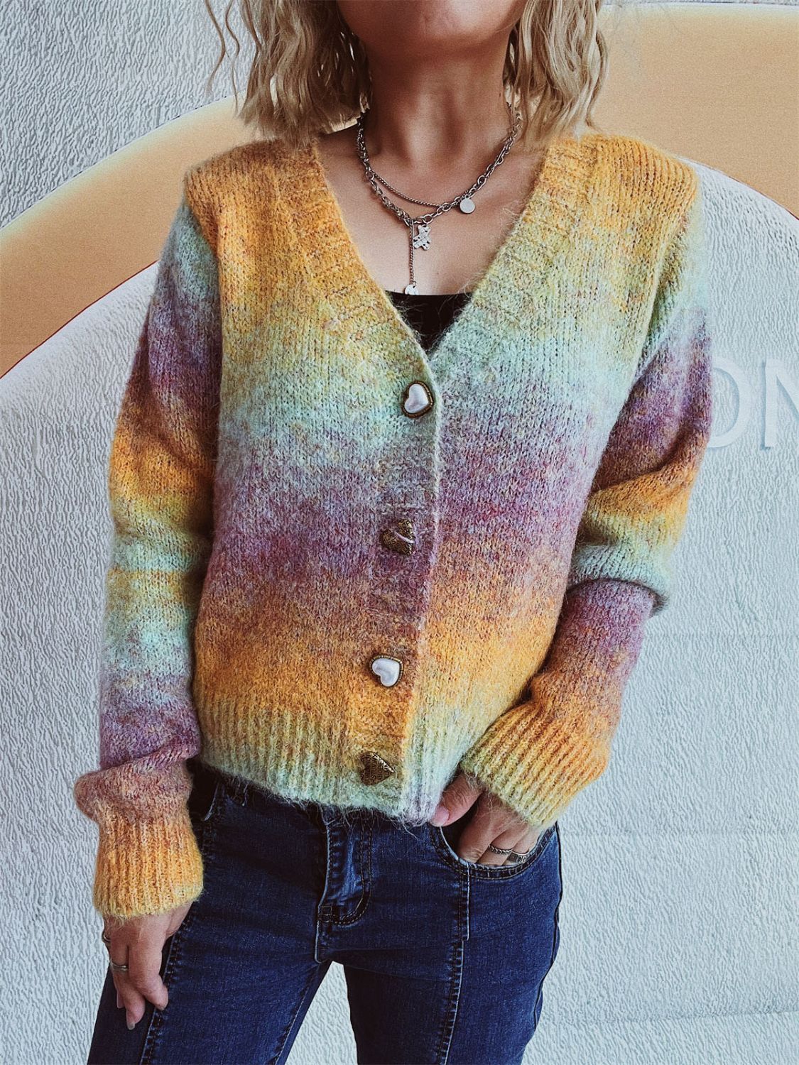 Estela | V-neck cardigan with gradient heart-shaped buttons