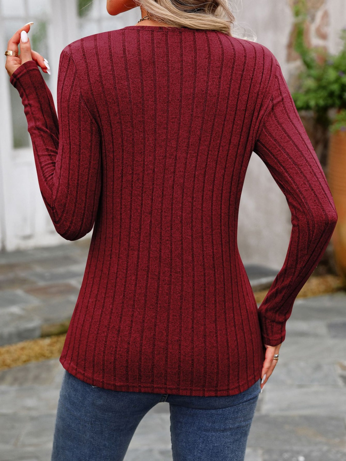 Hilda | Long-sleeved T-shirt with decorative button and crew neck