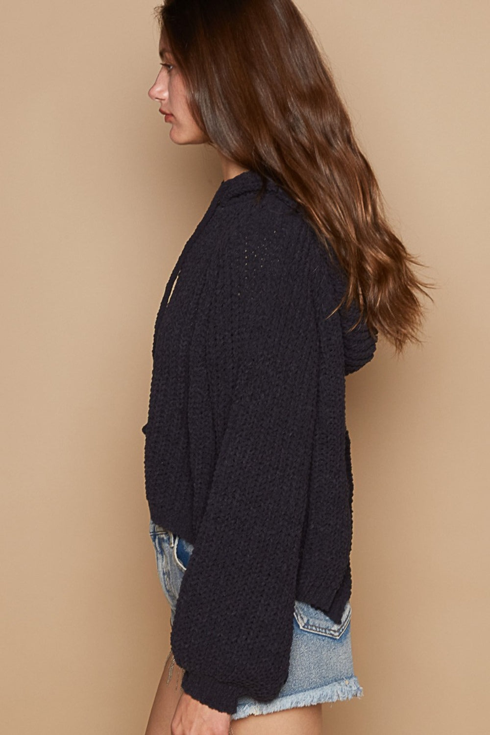 Sara | Short hoodie with an open back slit and balloon sleeves