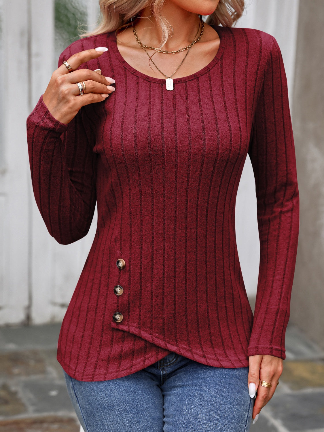 Hilda | Long-sleeved T-shirt with decorative button and crew neck