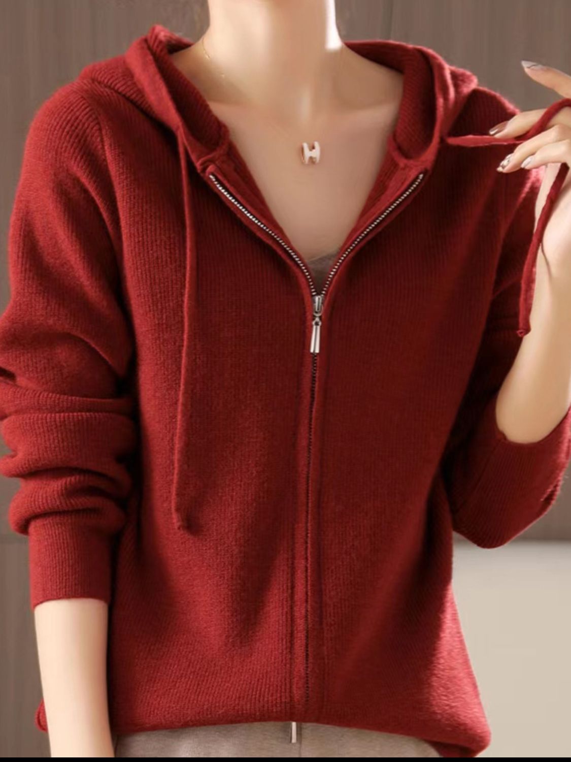 Helga | Long sleeve hoodie with drawstring and zip fastening