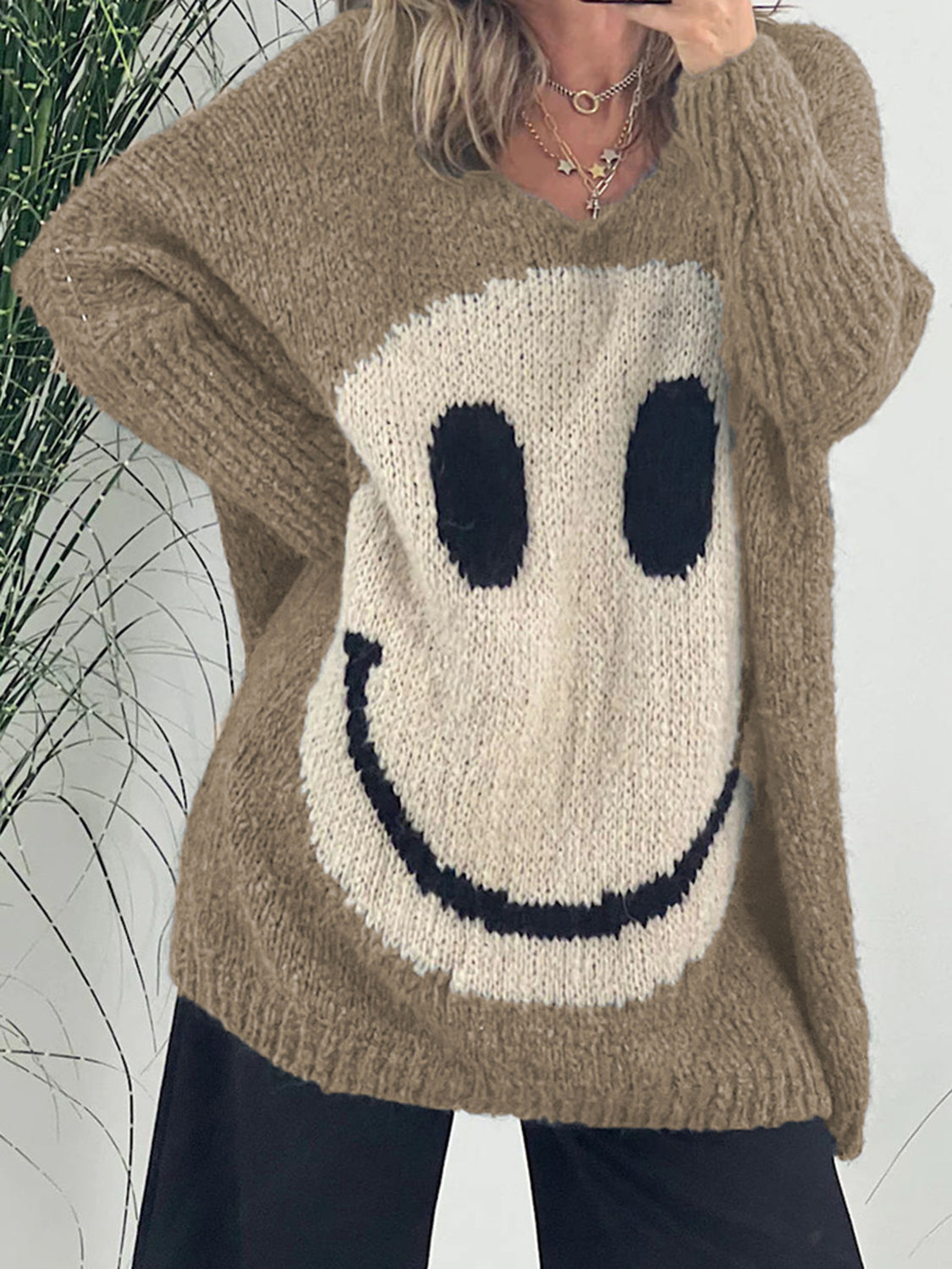 Laura | Long-sleeved sweater with a smiling face and a V-neck