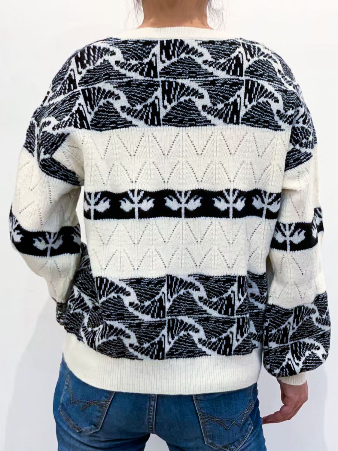 Tatjana | Color block sweater with a crew neck and dropped shoulders