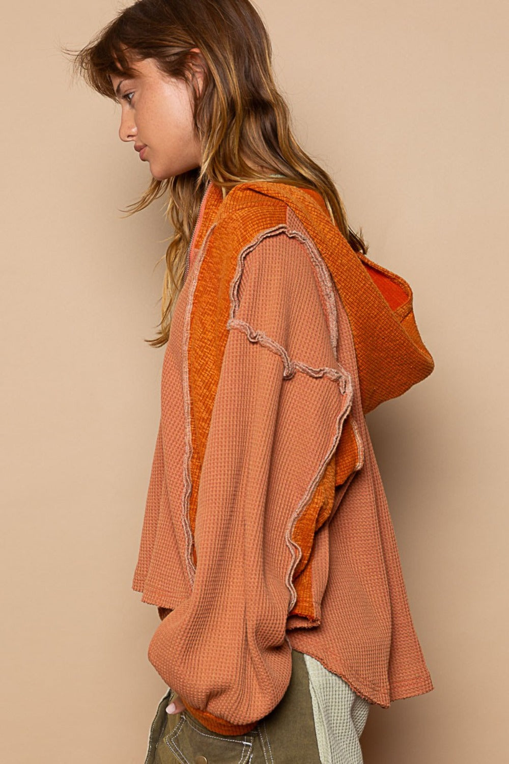 Lilian | POL thermal hoodie with half zip and visible seams in contrasting color